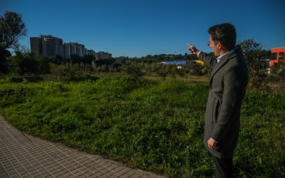 L'alcalde de Badia indicant la zona on s'actuarà | Cedida