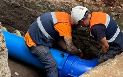 Treballadors d'Aigües de Sabadell en la substitució d'una canonada | Arxiu