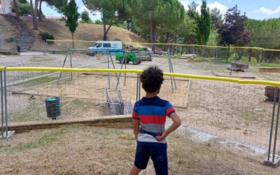 Un infant davant el parc de La Roureda | Karen Madrid