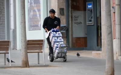 Un treballador als carrers de Sabadell | Roger Benet
