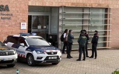 Agents dels Mossos d'Esquadra i la Guàrdia Civil a la seu de l'IRTA-CReSa