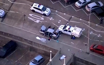 Personal d'emergència atenent els ferits del tiroteig de Bondi Beach