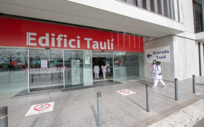 Dues professionals amb mascareta a la porta del Taulí