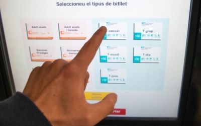 Un usuari comprant un abonament de transport públic | Roger Benet