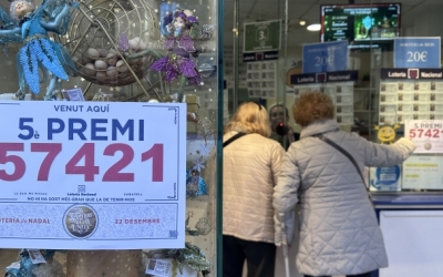 Imatge d'una administració amb un cartell d'un premi venut a l'establiment