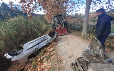 Retirada del vehicle bolcat al riu Ripoll | Cedida (ACA)
