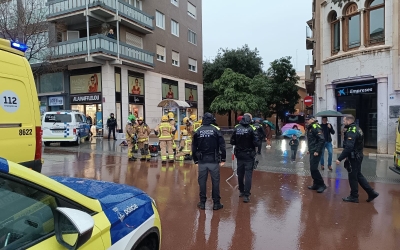 Els cossos d'emergències treballant per la caiguda d'un fanal | Cedida
