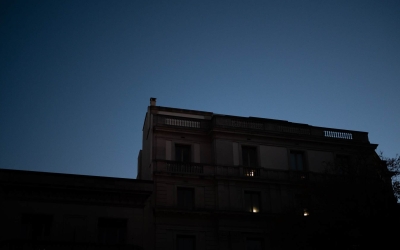 Un edifici sense llum al centre de Sabadell