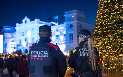 Un agent dels Mossos i un de la Policia Municipal al passeig de la plaça Major