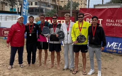 El podi de la categoría de dobles masculí, amb Filella al mig |RFET