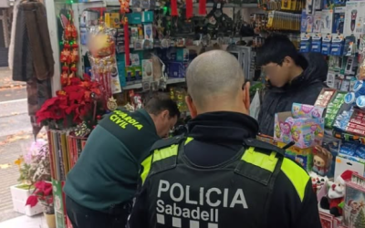 Dos agents de la Guàrdia Civil i la Policia Municipal en una de les inspeccions