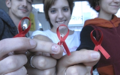 Llaços vermells, símbol de suport a les persones amb VIH | Actuavallès