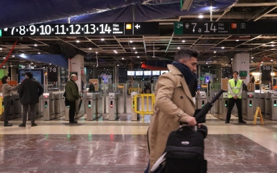 Un usuari camina per l'estació de Sants