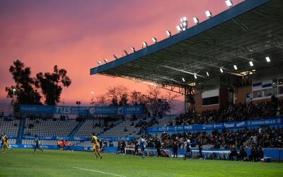 Posta de sol a la Nova Creu Alta rere la tribuna, la grada més plena dissabte | Roger Benet