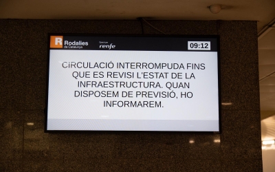 Pantalla de Rodalies anunciant la suspensió del servei | Roger Benet