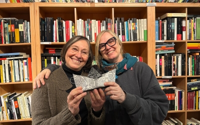 La Cecília Picún (ànima del LibreRío de la Plata) amb l'Eva, treballadora de la llibreria