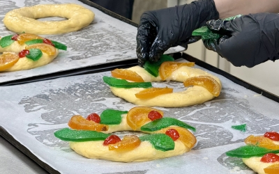 Preparació d'un tortell de Reis de fruites | Albert Segura (ACN)