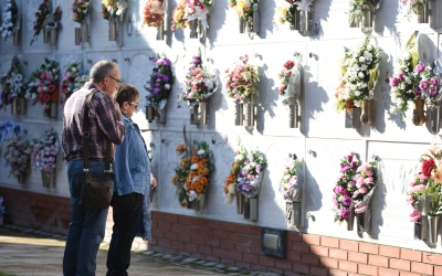 Dues persones al cementiri de Sabadell, imatge d'arxiu