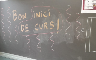 Una pissarra on es pot llegir "bon inici de curs"