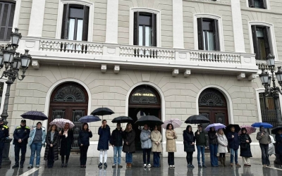 Els representants municipals durant el minut de silenci