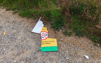 Un cartell de la ppa trencat a terra