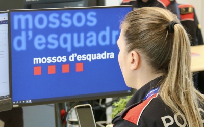 Una agent dels Mossos d'Esquadra a la comissaria de Sabadell