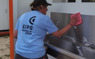 Un treballador del servei de neteja de CIPO