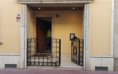 Un agent de policia accedint al domicili