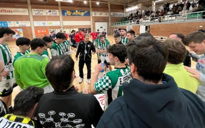 Pere Ayats felicitant els seus jugadors després del partit | Adrián Arroyo