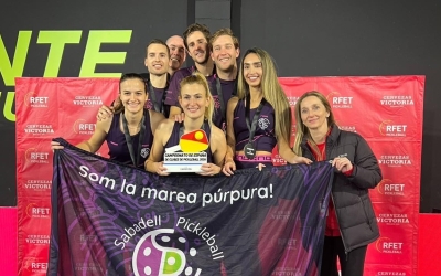 Jordi Vives i Almu Lázaro amb els sis integrants de l'equip campió d'Espanya | SPC