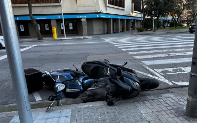 La ventada ha tombat diverses motocicletes a Sabadell | Roger Benet (RàdioSabadell)