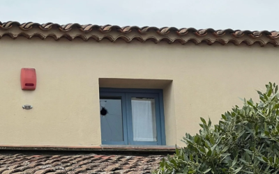 Imatge de la finestra trencada a la Granja del Pas