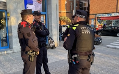 Agents de la Policia Municipal i els Mossos d'Esquadra al carrer