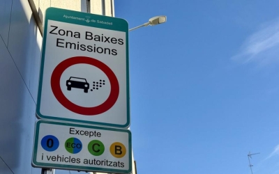 Un cartell informatiu que restringeix el pas de vehicles contaminants a la ZBE | ACN
