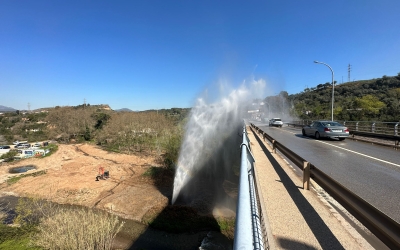 Espectacular fuita d'aigua al pont de la Salut
