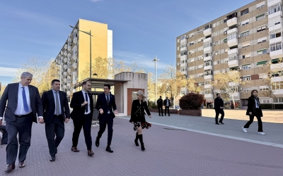 El conseller Dalmau i l'alcalde Josep Martínez Valencia passejant pel centre de Badia | Albert Segura (ACN)