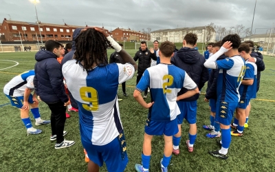 Roldán xerra amb els seus jugadors després del partit | Adrián Arroyo