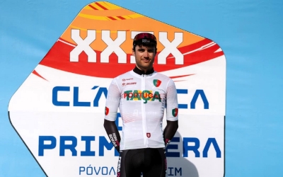 Domínguez lluint el mallot amb la bandera portuguesa | FPC