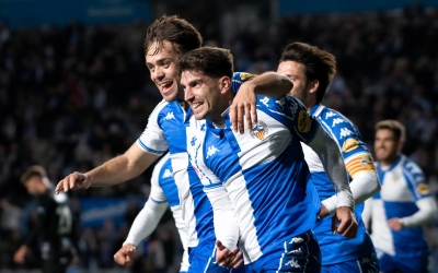 Genar i Escudero celebren un dels set gols de la segona volta a casa | Roger Benet