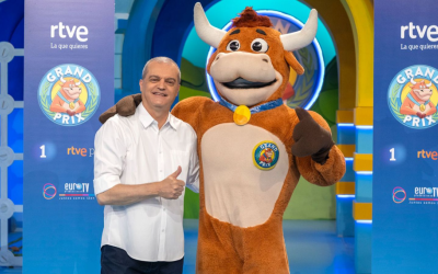 Ramón García, presentador, i la vaca Fernanda, mascota del programa | RTVE