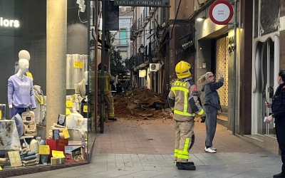 Els Bombers treballant a l'entrada del carrer de la Rosa