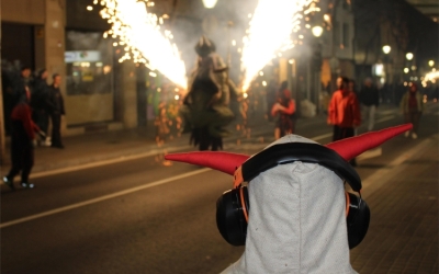 Un espectador durant un correfoc a Sabadell | Roger Benet (RàdioSabadell)