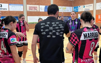 Ibáñez dona indicacions en un temps mort davant la portera María Gil | Adrián Arroyo