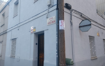 L'Associació Veïnal de La Creu Alta ha començat a senyalitzar tots els pals de la via pública