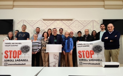 Gabriel Fernàndez i membres de la plataforma Stop Soroll Centre