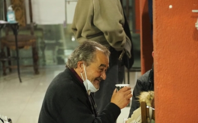 Una persona sense sostre amb un got a la mà | Cedida