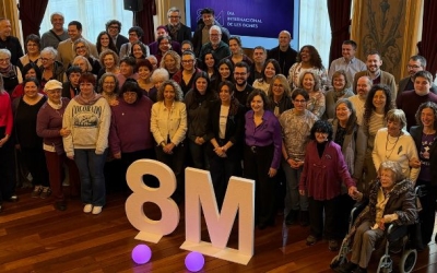 Fotografia de família dels participants a l'acte del 8M