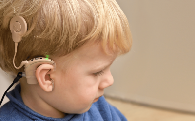 Un nen amb un implant coclear 