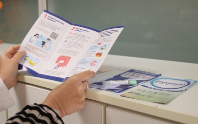 Una pacient mirant informació sobre el càncer de còlon i recte | ACN