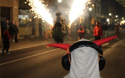 Un espectador durant un correfoc a Sabadell | Roger Benet (RàdioSabadell)